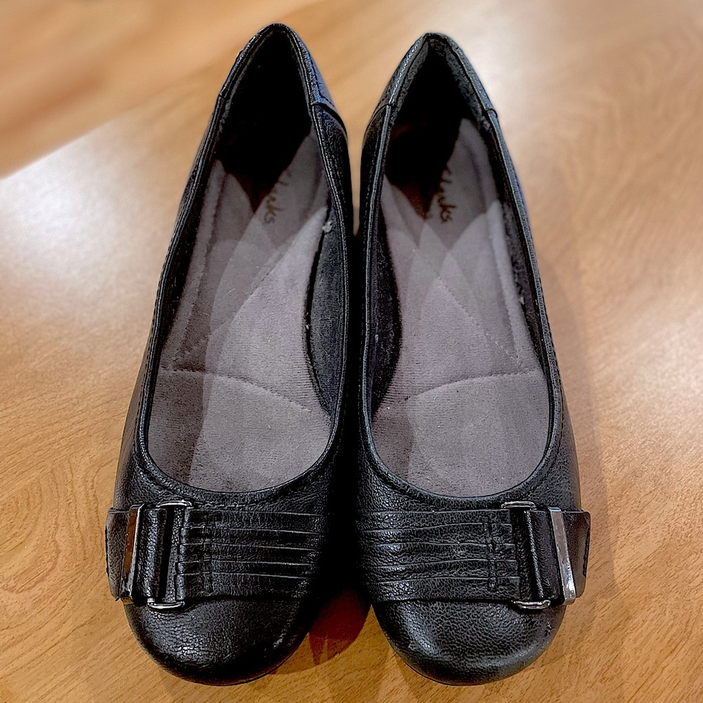 Clarks size 8 Women’s black flats